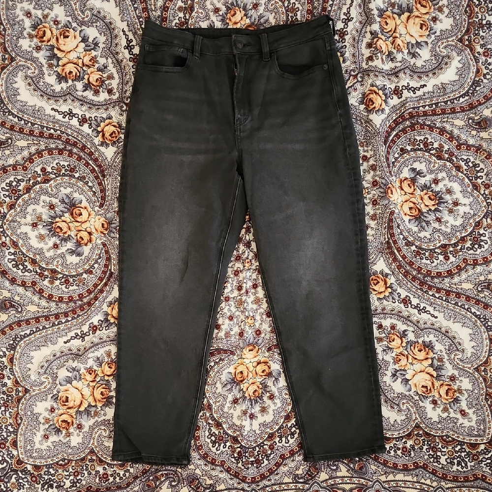 American Eagle Outfitters Faded Black  Mom Jeans —
